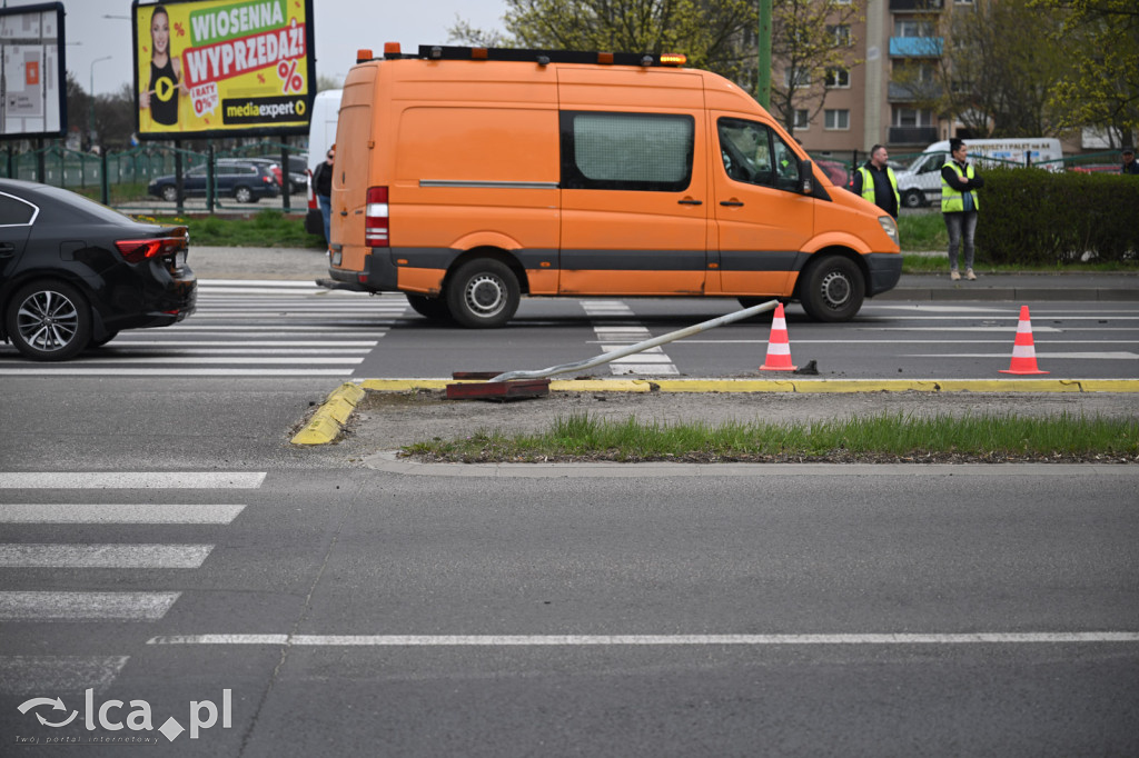 Wypadek na rondzie. Kobieta w szpitalu