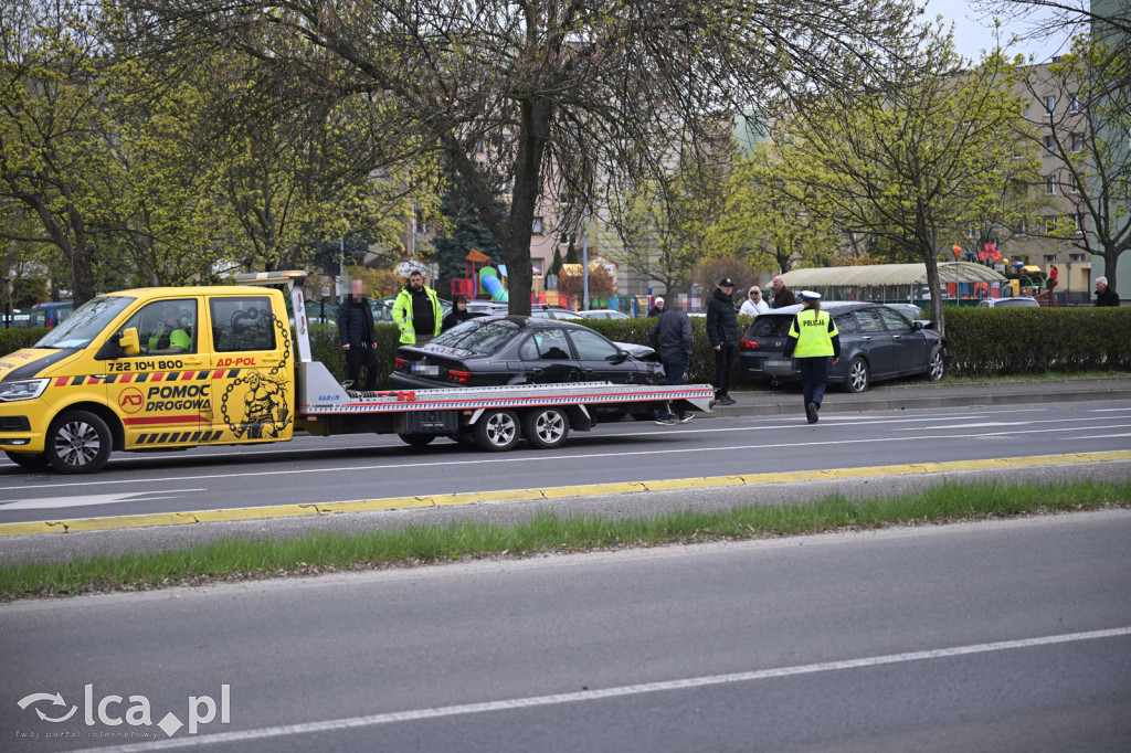 Wypadek na rondzie. Kobieta w szpitalu