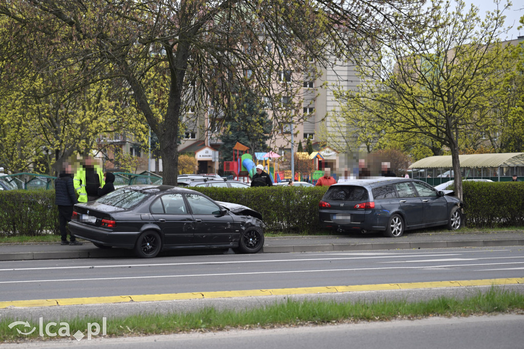 Wypadek na rondzie. Kobieta w szpitalu
