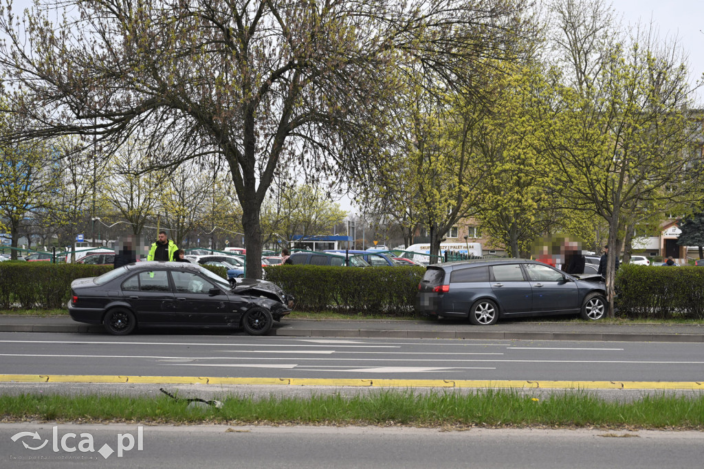 Wypadek na rondzie. Kobieta w szpitalu