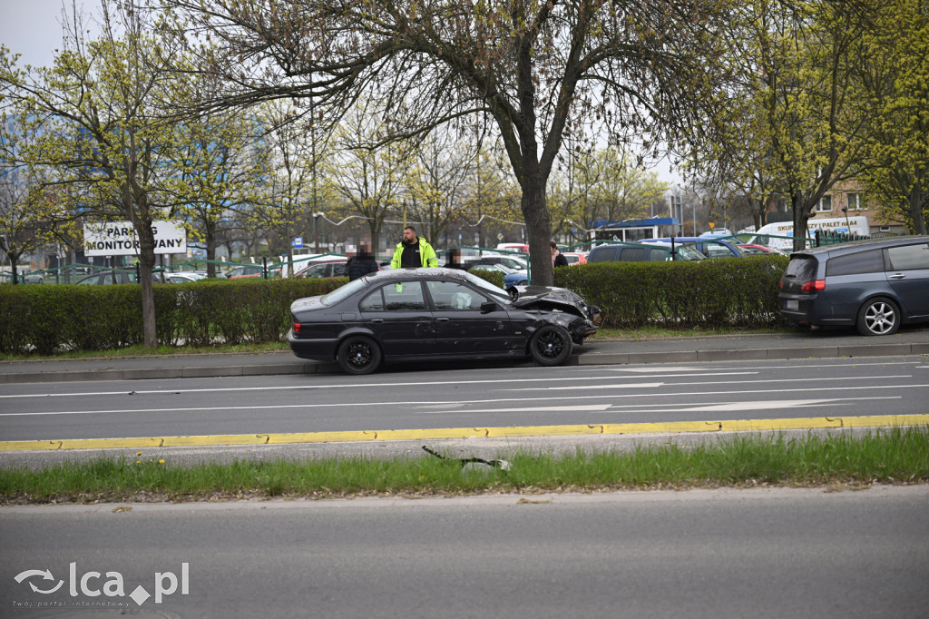 Wypadek na rondzie. Kobieta w szpitalu