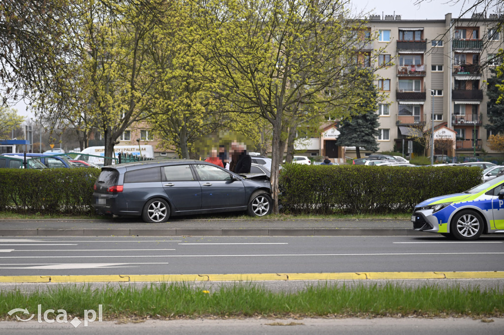 Wypadek na rondzie. Kobieta w szpitalu