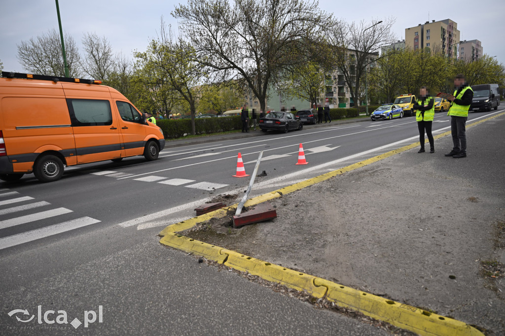Wypadek na rondzie. Kobieta w szpitalu