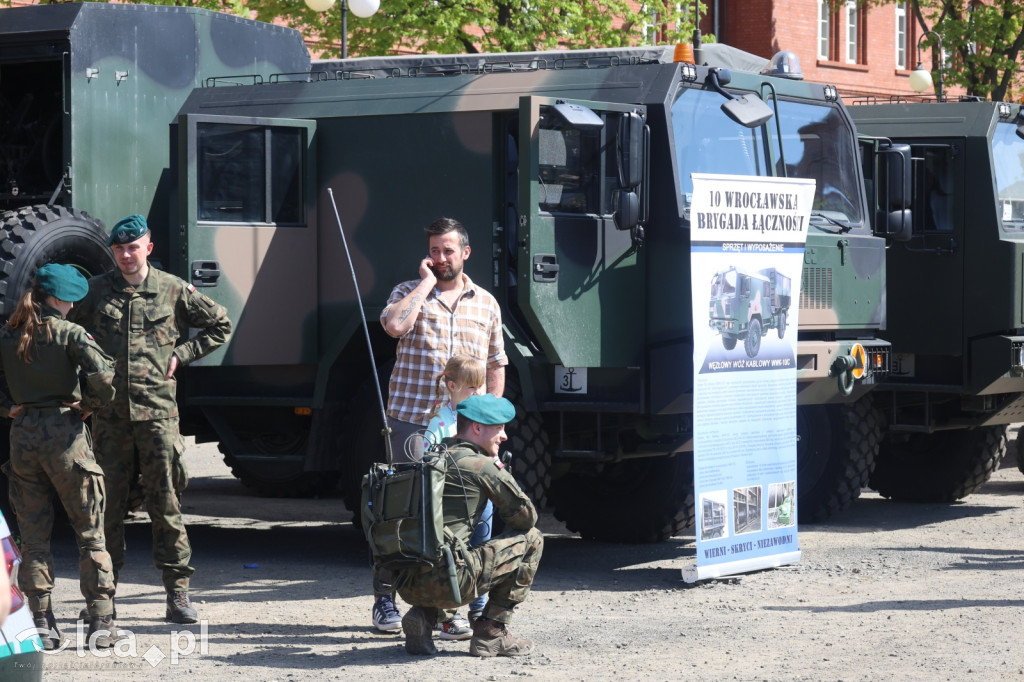 Wojsko pokazuje się z bliska w Collegium Witelona