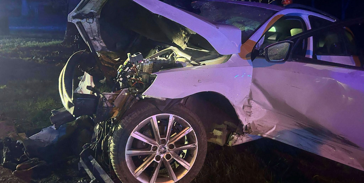 Uciekał, stracił kontrolę i uderzył w drzewo