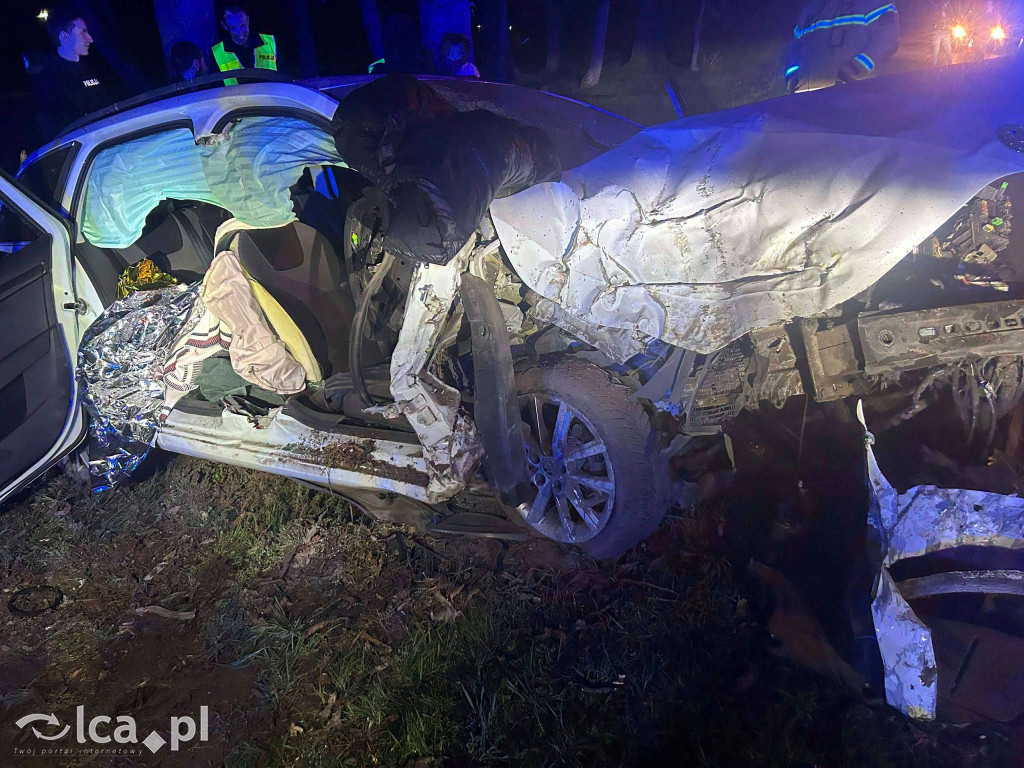 Uciekał, stracił kontrolę i uderzył w drzewo