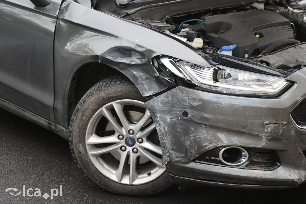 Chwila nieuwagi i zderzenie na skrzyżowaniu