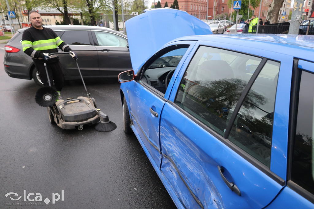 Chwila nieuwagi i zderzenie na skrzyżowaniu