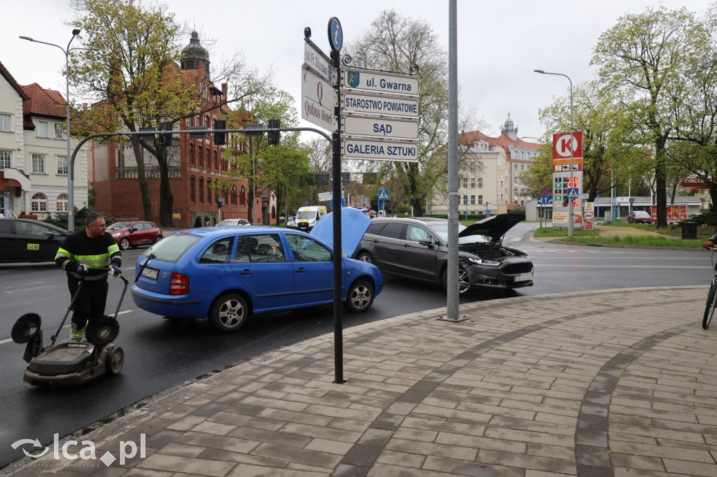 Chwila nieuwagi i zderzenie na skrzyżowaniu