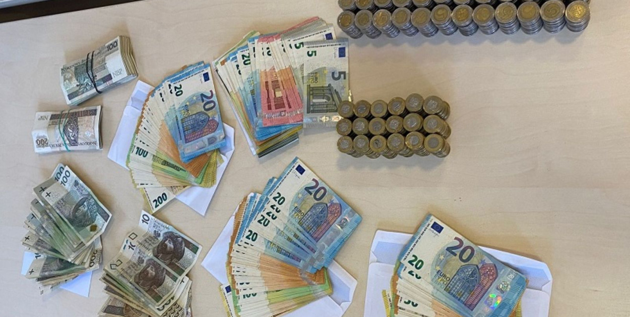 Wpadł z kilogramem narkotyków i gotówką