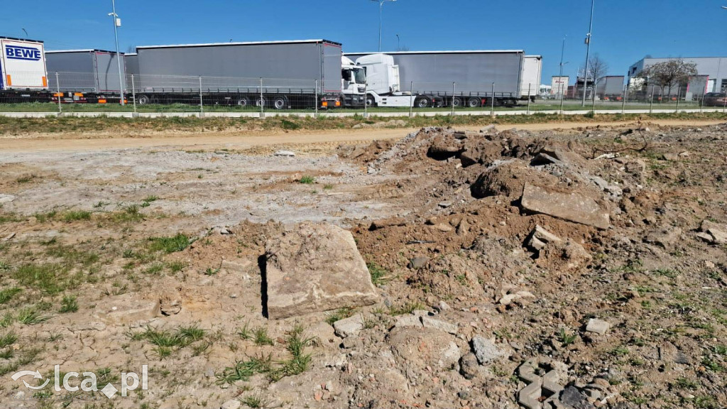 Asfalt i beton na terenie mokradła