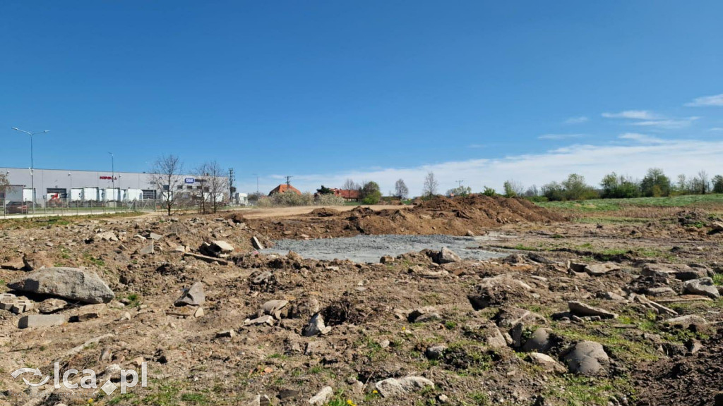 Asfalt i beton na terenie mokradła