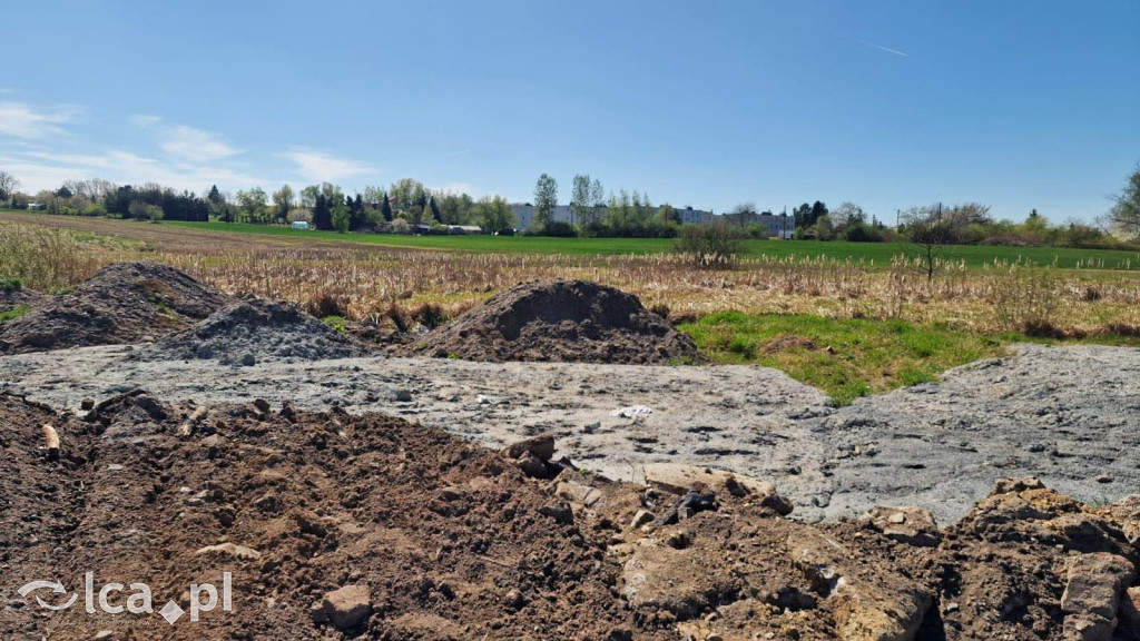 Asfalt i beton na terenie mokradła
