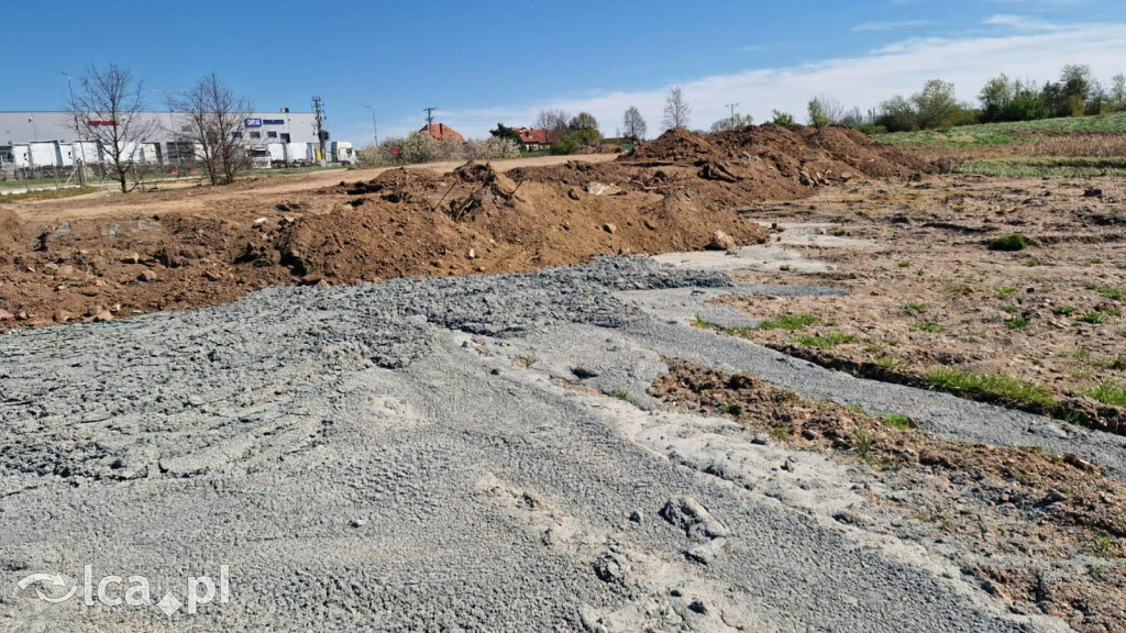 Asfalt i beton na terenie mokradła