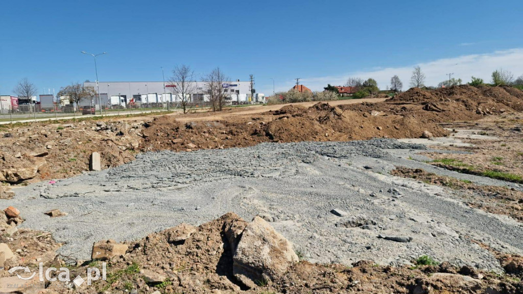 Asfalt i beton na terenie mokradła