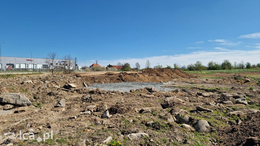 Asfalt i beton na terenie mokradła