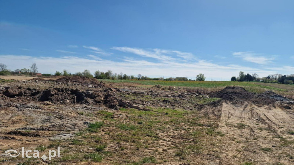 Asfalt i beton na terenie mokradła