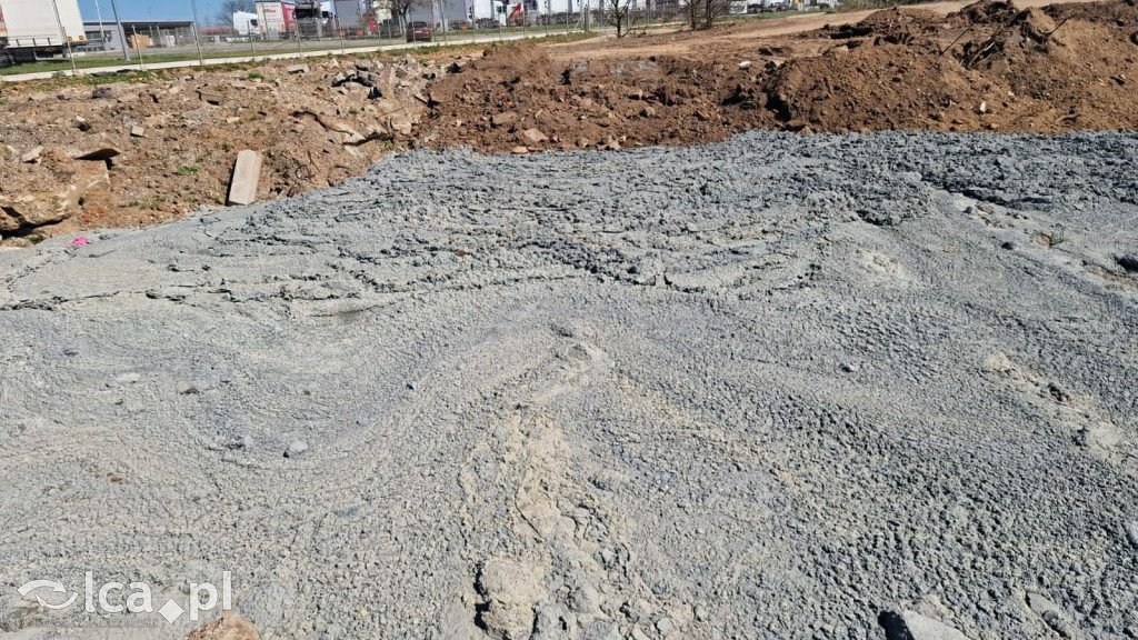 Asfalt i beton na terenie mokradła