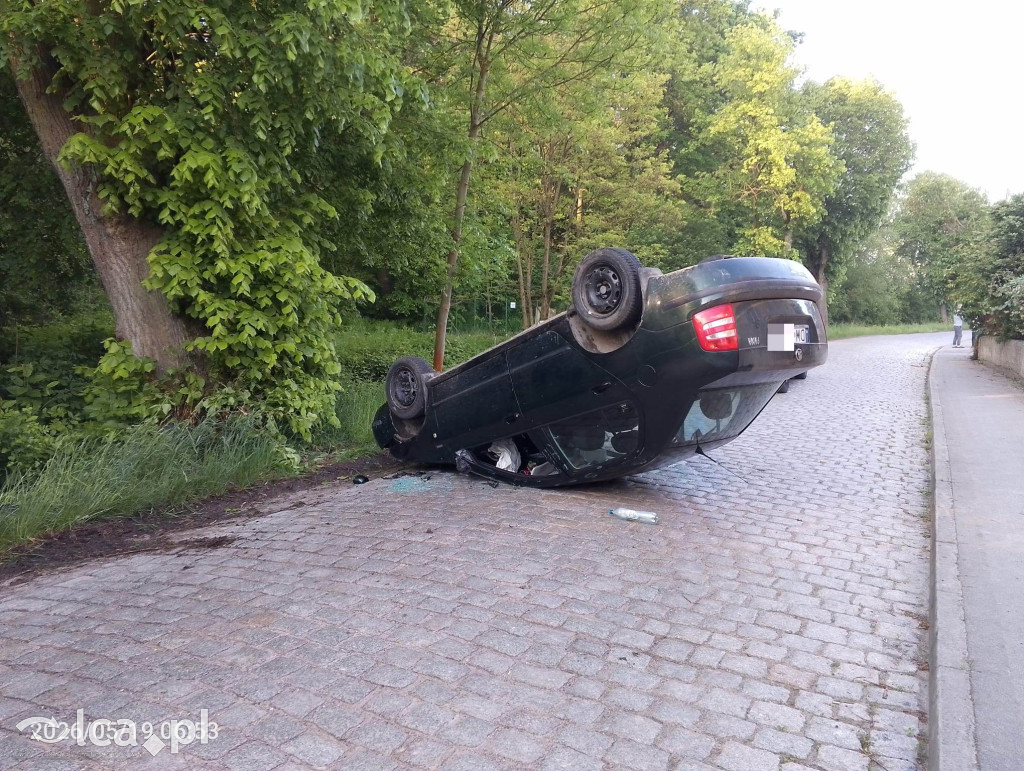 Auto rozbite po dachowaniu. Kierowca uciekł