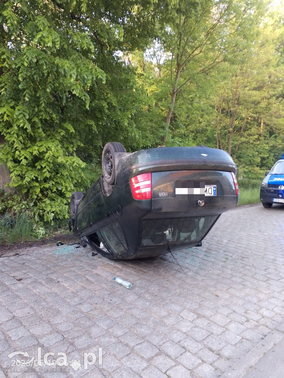 Auto rozbite po dachowaniu. Kierowca uciekł