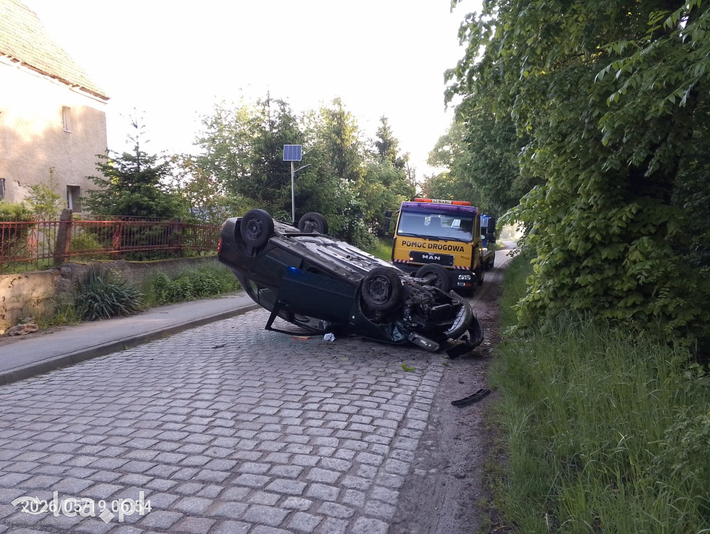 Auto rozbite po dachowaniu. Kierowca uciekł