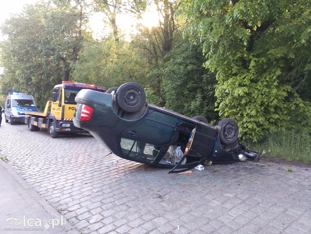 Auto rozbite po dachowaniu. Kierowca uciekł