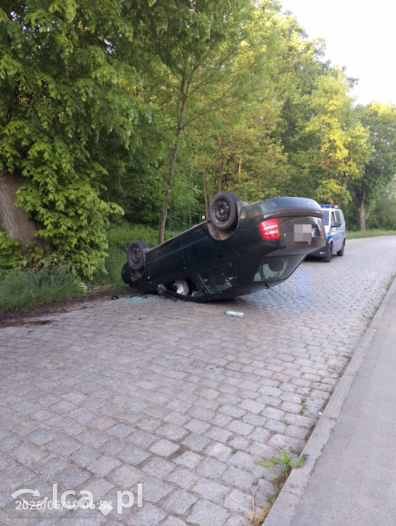 Auto rozbite po dachowaniu. Kierowca uciekł