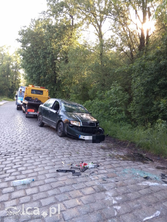 Auto rozbite po dachowaniu. Kierowca uciekł