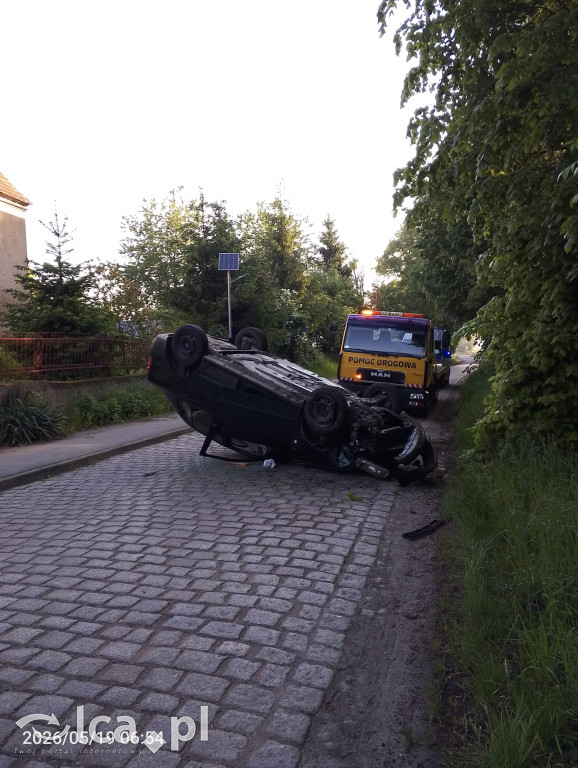 Auto rozbite po dachowaniu. Kierowca uciekł