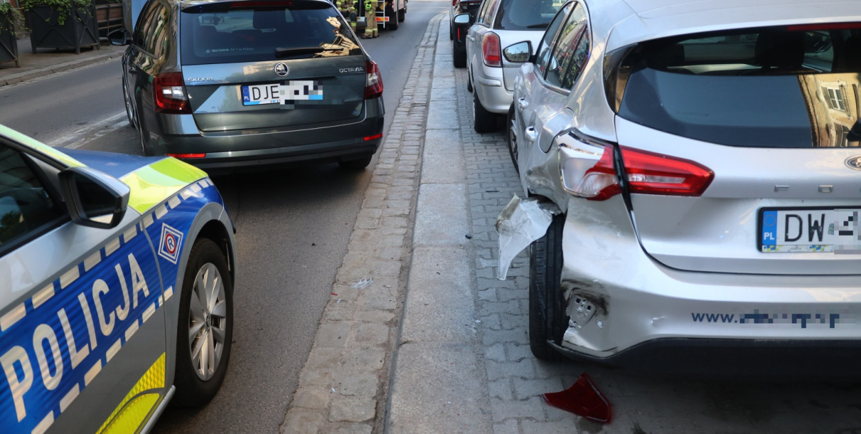 Skoda przewróciła się na bok na Jaworzyńskiej