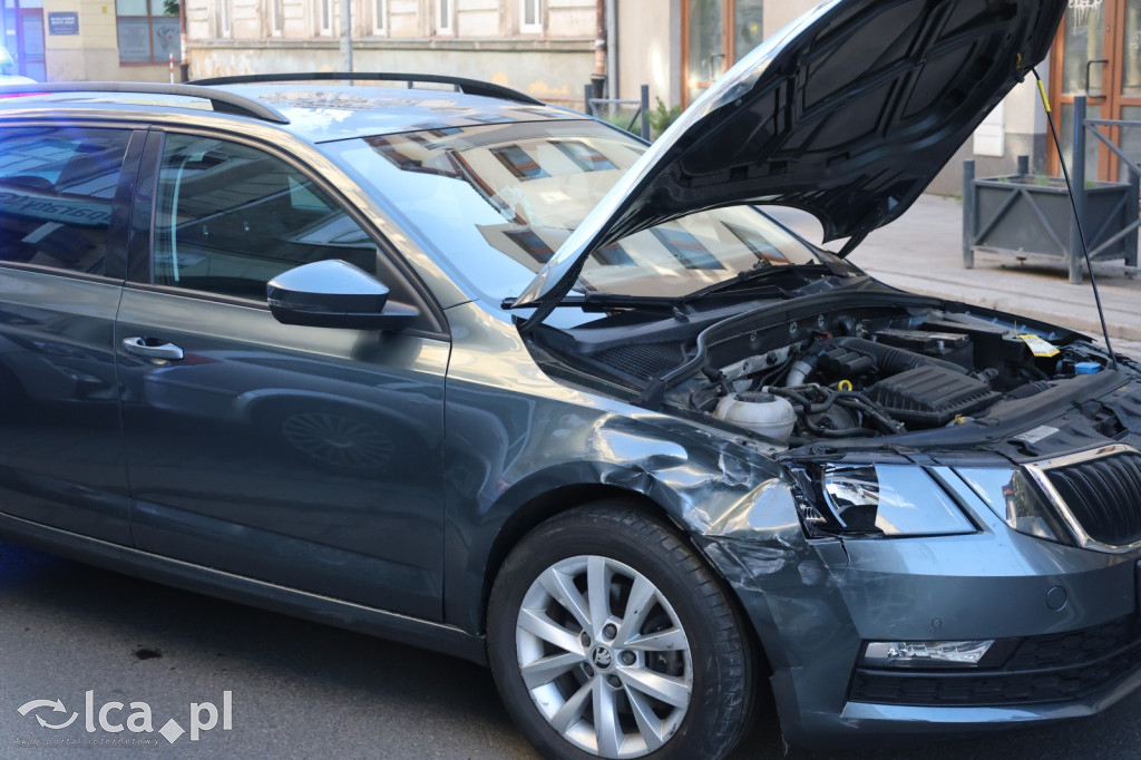 Skoda przewróciła się na bok na Jaworzyńskiej