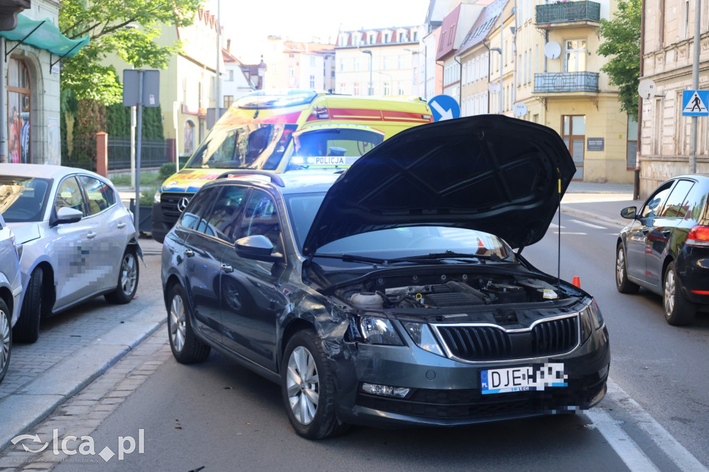Skoda przewróciła się na bok na Jaworzyńskiej