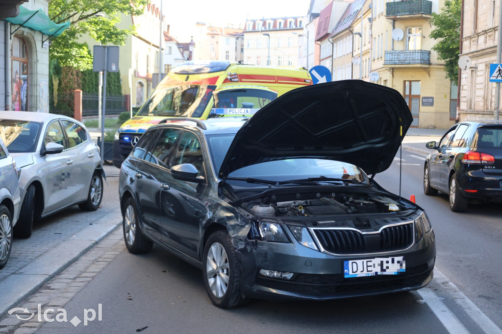 Skoda przewróciła się na bok na Jaworzyńskiej
