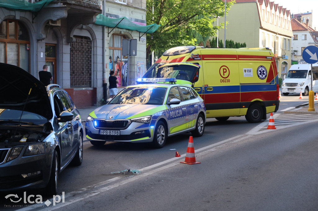 Skoda przewróciła się na bok na Jaworzyńskiej