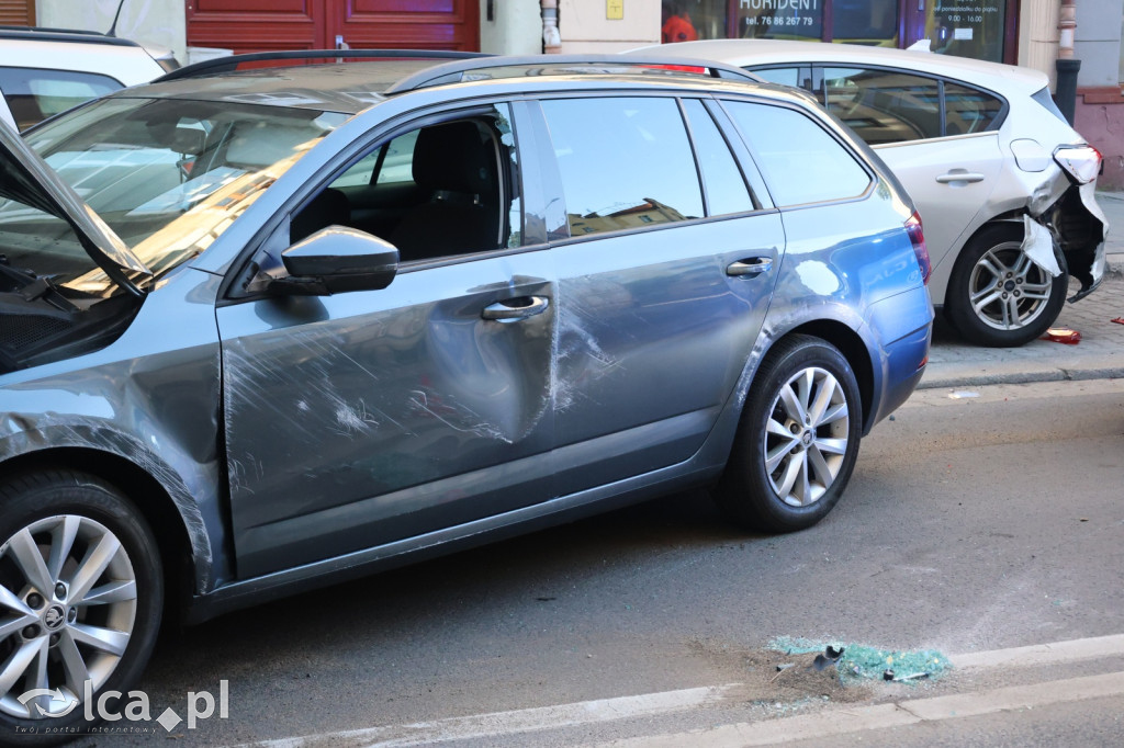 Skoda przewróciła się na bok na Jaworzyńskiej