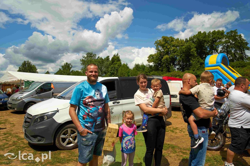 Tłumy na targowisku w Bartoszowie