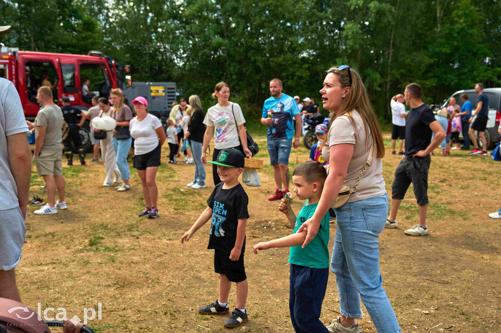 Tłumy na targowisku w Bartoszowie
