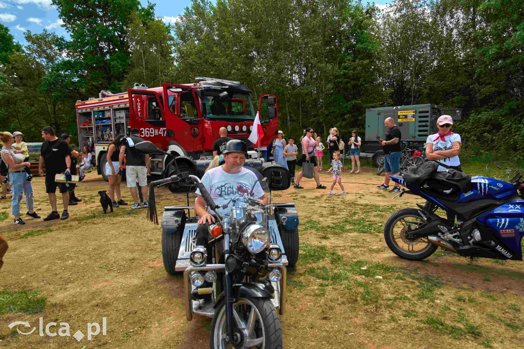 Tłumy na targowisku w Bartoszowie