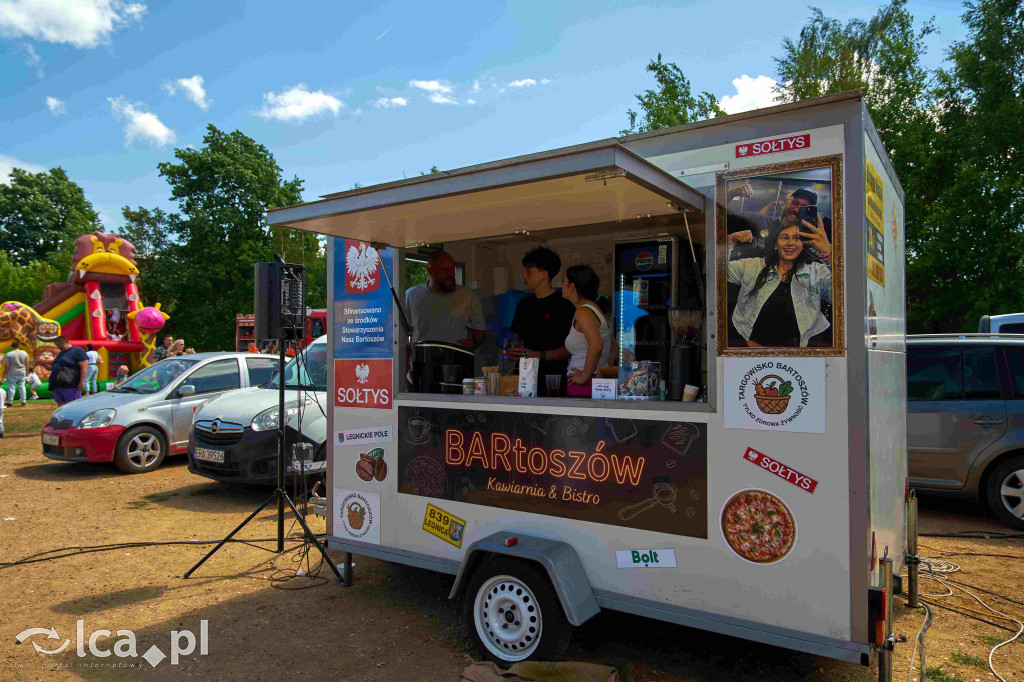 Tłumy na targowisku w Bartoszowie