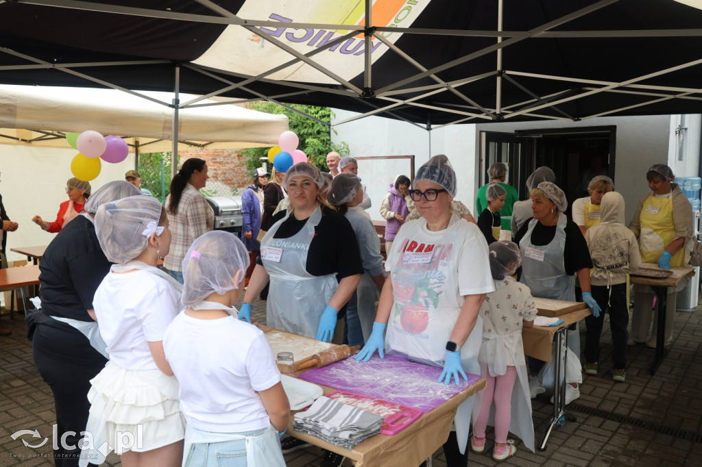 Najpierw lepili, potem wspólnie ucztowali
