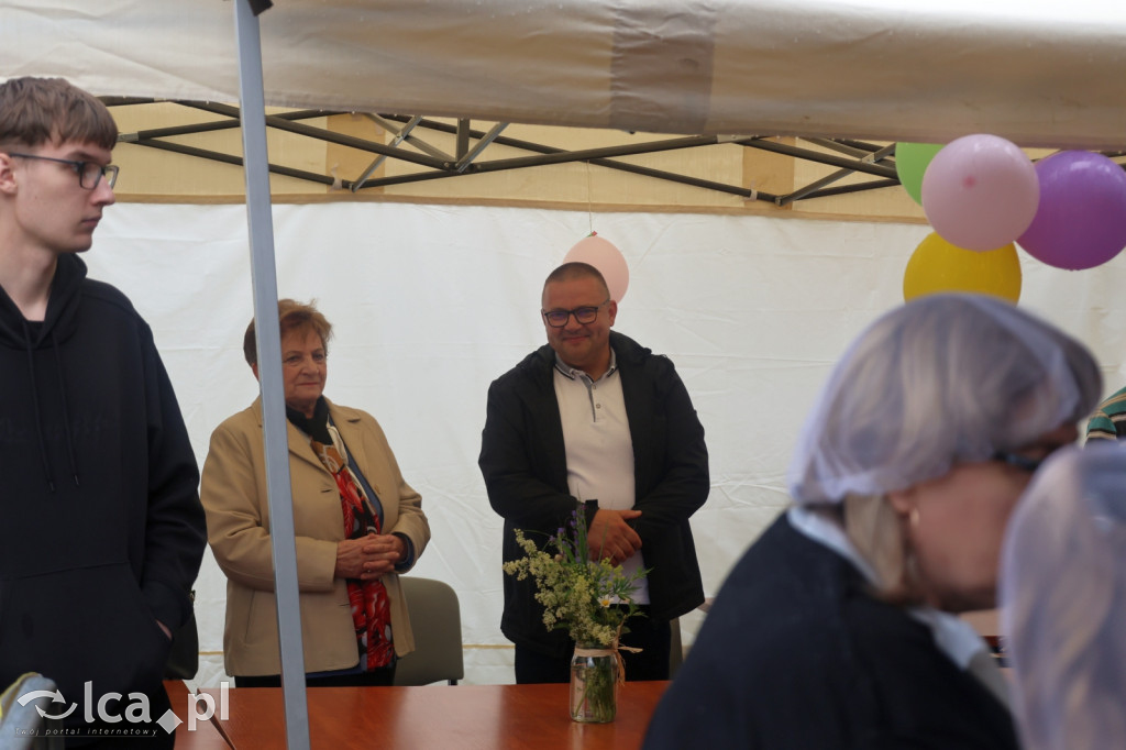 Najpierw lepili, potem wspólnie ucztowali