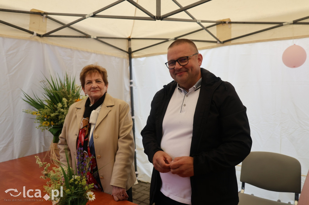 Najpierw lepili, potem wspólnie ucztowali