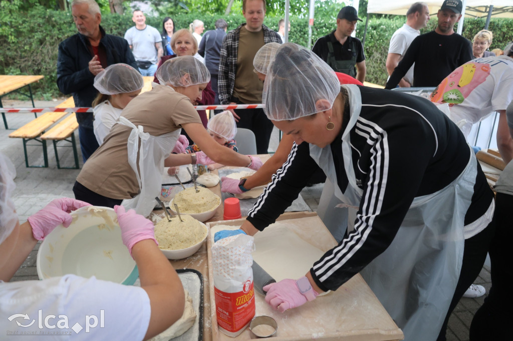 Najpierw lepili, potem wspólnie ucztowali