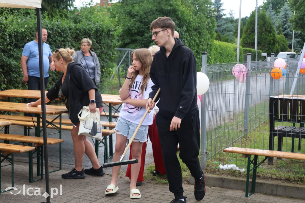 Najpierw lepili, potem wspólnie ucztowali