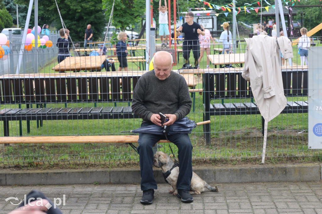 Najpierw lepili, potem wspólnie ucztowali