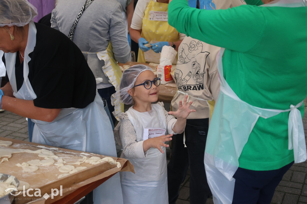 Najpierw lepili, potem wspólnie ucztowali