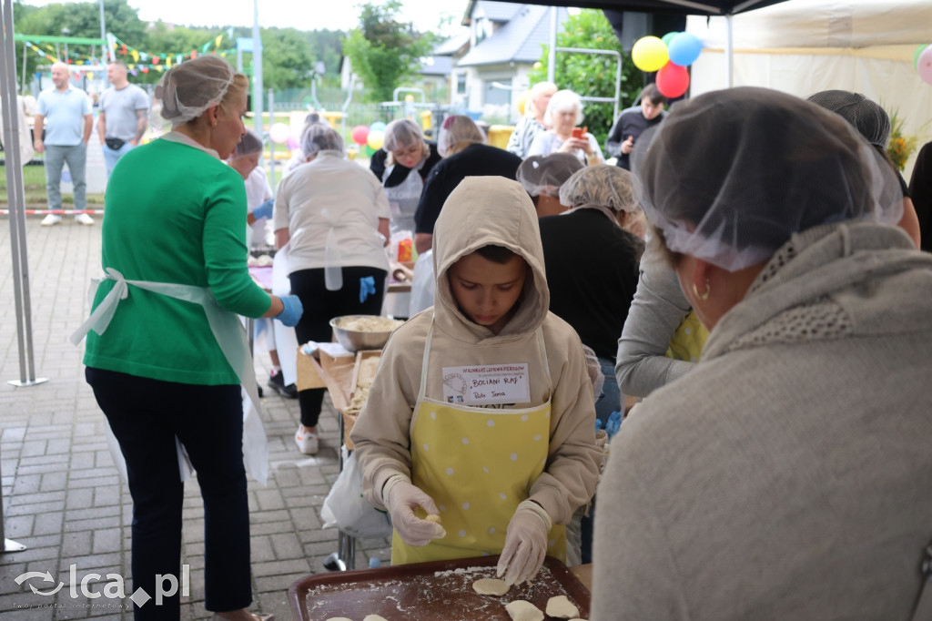 Najpierw lepili, potem wspólnie ucztowali