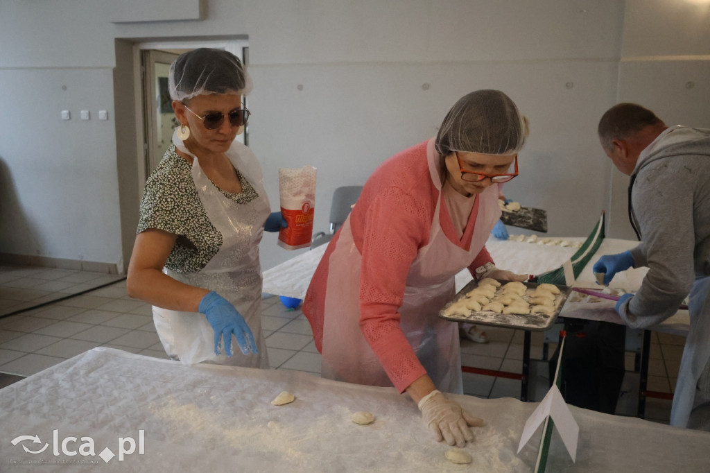 Najpierw lepili, potem wspólnie ucztowali