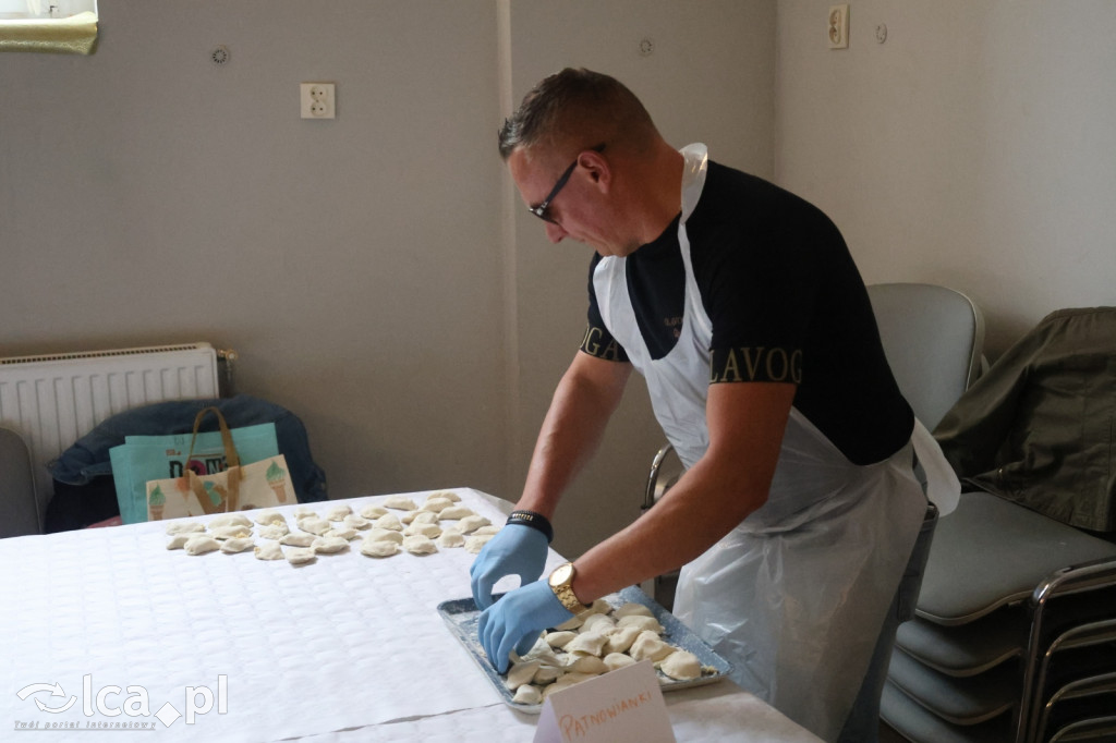 Najpierw lepili, potem wspólnie ucztowali