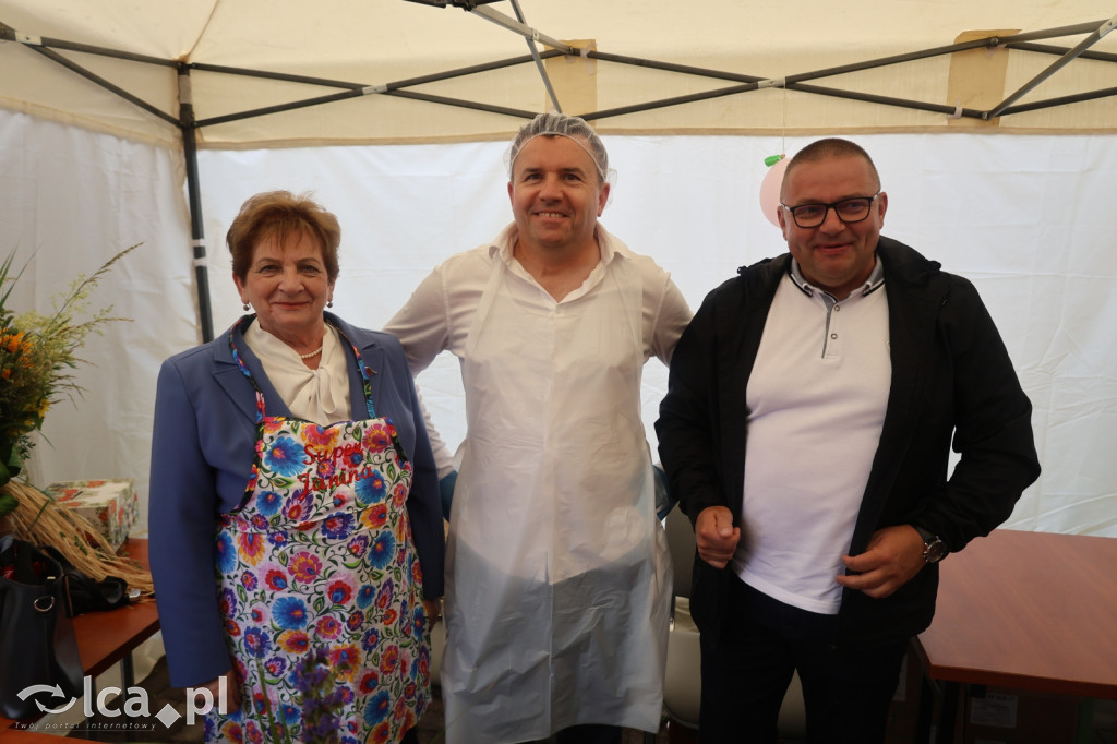Najpierw lepili, potem wspólnie ucztowali
